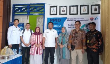 Kepala Dinas Kominfo Hasmiati Londol didampingi Kepala Bidang IKP Ismail A. S Supa bersama Komisi Informasi Sulteng (Foto : Nomo/BanggaiTerkini)