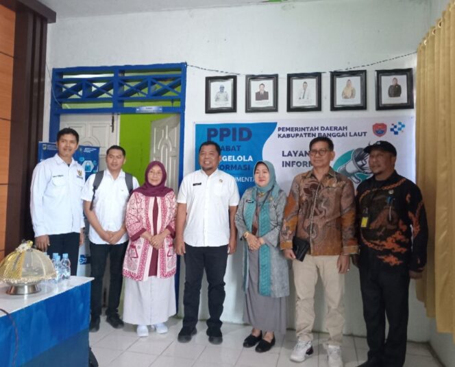 Kepala Dinas Kominfo Hasmiati Londol didampingi Kepala Bidang IKP Ismail A. S Supa bersama Komisi Informasi Sulteng (Foto : Nomo/BanggaiTerkini)