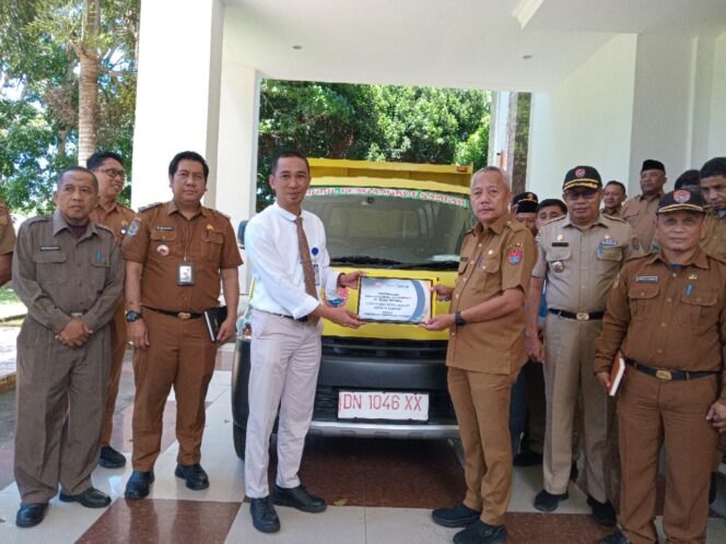 
					Bupati Sofyan Kaepa Terima CSR Bank Sulteng, 1 Unit Mobil Bak Sampah
