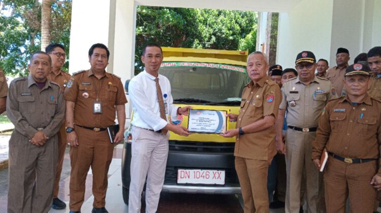 Bupati Sofyan Kaepa Terima CSR Bank Sulteng, 1 Unit Mobil Bak Sampah