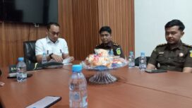 Kepala Kejaksaan Negeri Banggai Laut Adnan Hamzah melakukan konferensi pers dugaan kasus korupsi di PDAM Paisu Moute (Foto : Nomo/BanggaiTerkini)