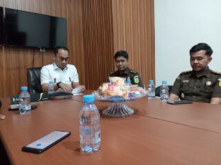 Kepala Kejaksaan Negeri Banggai Laut Adnan Hamzah melakukan konferensi pers dugaan kasus korupsi di PDAM Paisu Moute (Foto : Nomo/BanggaiTerkini)