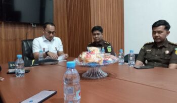 Kepala Kejaksaan Negeri Banggai Laut Adnan Hamzah melakukan konferensi pers dugaan kasus korupsi di PDAM Paisu Moute (Foto : Nomo/BanggaiTerkini)
