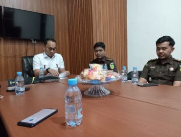 Kepala Kejaksaan Negeri Banggai Laut Adnan Hamzah melakukan konferensi pers dugaan kasus korupsi di PDAM Paisu Moute (Foto : Nomo/BanggaiTerkini)