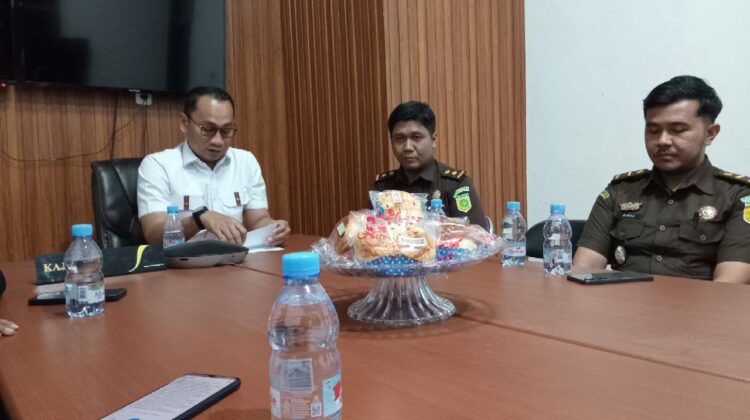 Kepala Kejaksaan Negeri Banggai Laut Adnan Hamzah melakukan konferensi pers dugaan kasus korupsi di PDAM Paisu Moute (Foto : Nomo/BanggaiTerkini)