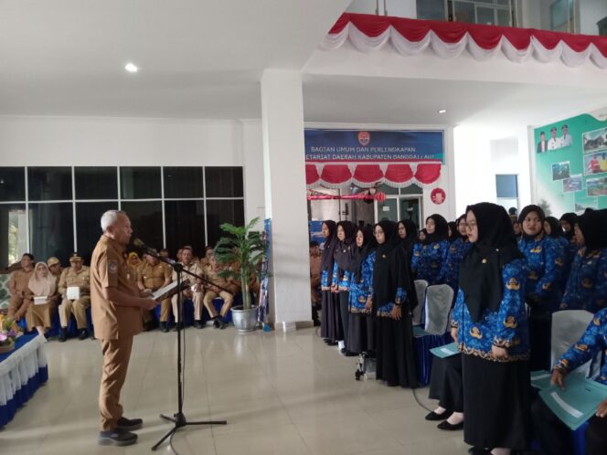
					Bupati Sofyan Kaepa membacakan pengangatan PPPK (Foto : Nomo/BanggaiTerkini)