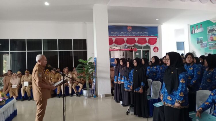 Bupati Sofyan Kaepa membacakan pengangatan PPPK (Foto : Nomo/BanggaiTerkini)