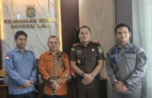 Sekda Bangkep Muhamad Aris Susanto bersama Kajari Adnan Hamzah dan Kasi Intel Andi Prawiro dan Kasi Datun (Foto : Aswir Pesak/Istimewa)