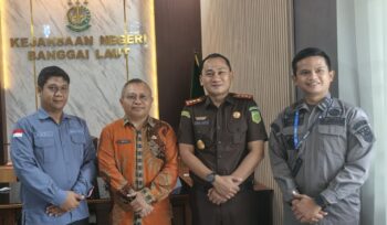 Sekda Bangkep Muhamad Aris Susanto bersama Kajari Adnan Hamzah dan Kasi Intel Andi Prawiro dan Kasi Datun (Foto : Aswir Pesak/Istimewa)