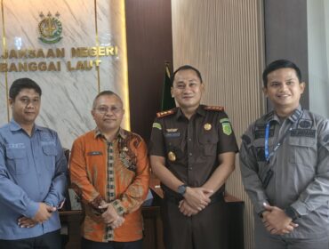 Sekda Bangkep Muhamad Aris Susanto bersama Kajari Adnan Hamzah dan Kasi Intel Andi Prawiro dan Kasi Datun (Foto : Aswir Pesak/Istimewa)