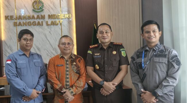 Sekda Bangkep Muhamad Aris Susanto bersama Kajari Adnan Hamzah dan Kasi Intel Andi Prawiro dan Kasi Datun (Foto : Aswir Pesak/Istimewa)