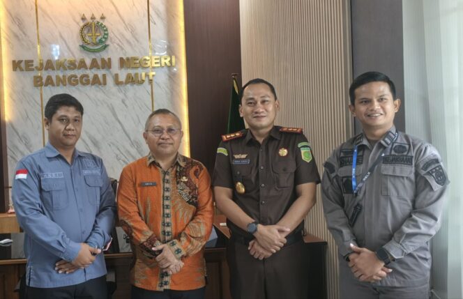 
					Sekda Bangkep Muhamad Aris Susanto bersama Kajari Adnan Hamzah dan Kasi Intel Andi Prawiro dan Kasi Datun (Foto : Aswir Pesak/Istimewa)