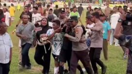 Wasit saat dilarikan ke tribun utama usai diamuk masa usai laga pertandingan Tinangkung FC vs Rebal FC (Tangkapan layar)