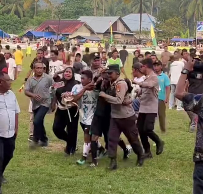
					Wasit saat dilarikan ke tribun utama usai diamuk masa usai laga pertandingan Tinangkung FC vs Rebal FC (Tangkapan layar)