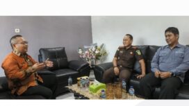 Sekda Bangkep Muhamad Aris Susanto bersama Kajari Adnan Hamzah ditemani Kasi Intel Andi Prawiro berbincang tentang pengelolaan aset daerah dan pendampingan hukum di Kejaksaan Negeri Banggai Laut, Kamis 23 Oktober 2025 (Foto : Aswir Pesak/ Istimewa)