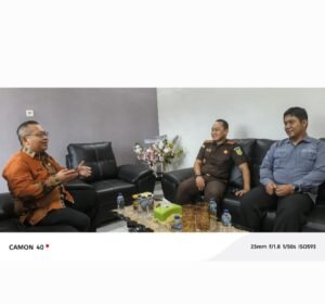 Sekda Bangkep Muhamad Aris Susanto bersama Kajari Adnan Hamzah ditemani Kasi Intel Andi Prawiro berbincang tentang pengelolaan aset daerah dan pendampingan hukum di Kejaksaan Negeri Banggai Laut, Kamis 23 Oktober 2025 (Foto : Aswir Pesak/ Istimewa)