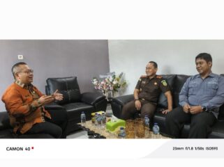 Sekda Bangkep Muhamad Aris Susanto bersama Kajari Adnan Hamzah ditemani Kasi Intel Andi Prawiro berbincang tentang pengelolaan aset daerah dan pendampingan hukum di Kejaksaan Negeri Banggai Laut, Kamis 23 Oktober 2025 (Foto : Aswir Pesak/ Istimewa)