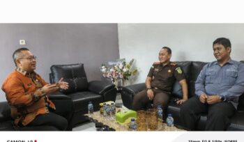 Sekda Bangkep Muhamad Aris Susanto bersama Kajari Adnan Hamzah ditemani Kasi Intel Andi Prawiro berbincang tentang pengelolaan aset daerah dan pendampingan hukum di Kejaksaan Negeri Banggai Laut, Kamis 23 Oktober 2025 (Foto : Aswir Pesak/ Istimewa)