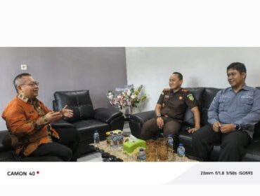 Sekda Bangkep Muhamad Aris Susanto bersama Kajari Adnan Hamzah ditemani Kasi Intel Andi Prawiro berbincang tentang pengelolaan aset daerah dan pendampingan hukum di Kejaksaan Negeri Banggai Laut, Kamis 23 Oktober 2025 (Foto : Aswir Pesak/ Istimewa)
