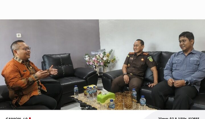 Sekda Bangkep Muhamad Aris Susanto bersama Kajari Adnan Hamzah ditemani Kasi Intel Andi Prawiro berbincang tentang pengelolaan aset daerah dan pendampingan hukum di Kejaksaan Negeri Banggai Laut, Kamis 23 Oktober 2025 (Foto : Aswir Pesak/ Istimewa)