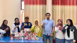 Kepala Bidang Pengendalian dan Pelaporan Erpina Alia bersama staff menyerahkan ratusan bungkus rokok tanpa pita cukai dan cukai palsu ke Penyidik Bea Cukai Luwuk (Foto : Ist)