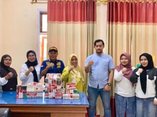 Kepala Bidang Pengendalian dan Pelaporan Erpina Alia bersama staff menyerahkan ratusan bungkus rokok tanpa pita cukai dan cukai palsu ke Penyidik Bea Cukai Luwuk (Foto : Ist)