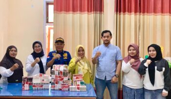 Kepala Bidang Pengendalian dan Pelaporan Erpina Alia bersama staff menyerahkan ratusan bungkus rokok tanpa pita cukai dan cukai palsu ke Penyidik Bea Cukai Luwuk (Foto : Ist)
