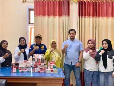 Kepala Bidang Pengendalian dan Pelaporan Erpina Alia bersama staff menyerahkan ratusan bungkus rokok tanpa pita cukai dan cukai palsu ke Penyidik Bea Cukai Luwuk (Foto : Ist)