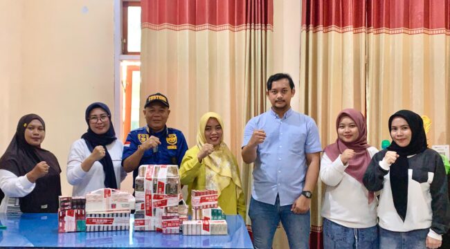 Kepala Bidang Pengendalian dan Pelaporan Erpina Alia bersama staff menyerahkan ratusan bungkus rokok tanpa pita cukai dan cukai palsu ke Penyidik Bea Cukai Luwuk (Foto : Ist)