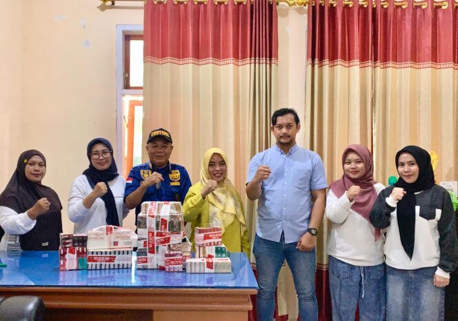 
					Kepala Bidang Pengendalian dan Pelaporan Erpina Alia bersama staff menyerahkan ratusan bungkus rokok tanpa pita cukai dan cukai palsu ke Penyidik Bea Cukai Luwuk (Foto : Ist)