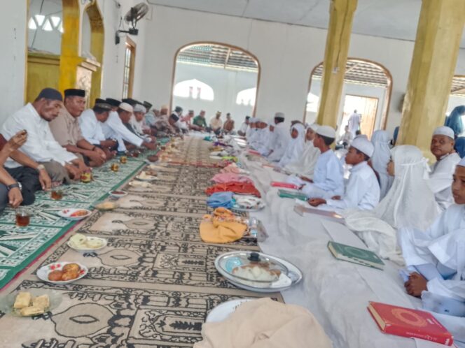 
					Berlangsung Khidmat, Pemdes Mandel Bokan Gelar Khatam Qur’an untuk 18 Santri Masjid Mandel