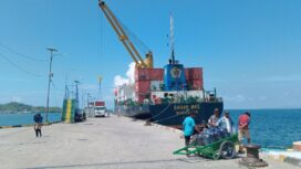 Bongkar muat kontainer di Pelabuhan Banggai Laut, melalui pelabuhan ini jadi salah satu denyut ekonomi di daerah paling timur Provinsi Sulawesi Tengah (Foto : Nomo/ BanggaiTerkini)