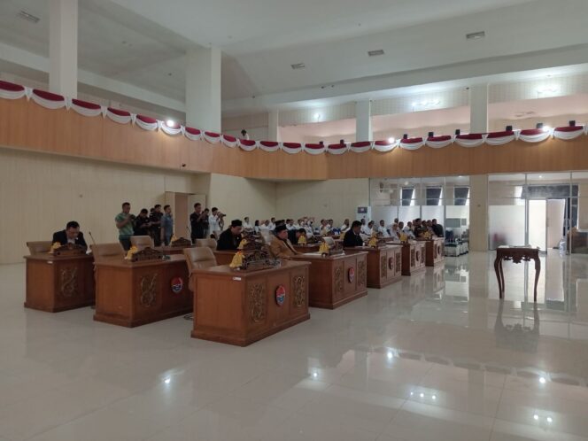 
					10 Orang Anggota DPRD Banggai Laut Absen Rapat Paripurna Persetujuan Bersama KUA-PPAS 2026