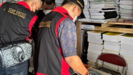 Tim Penyidik Kejaksaan Negeri Banggai Laut memeriksa dokumen (Ist)