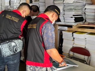 Tim Penyidik Kejaksaan Negeri Banggai Laut memeriksa dokumen (Ist)