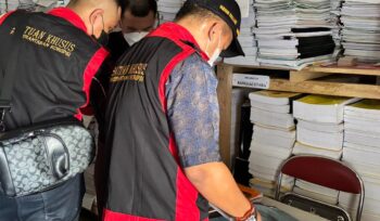 Tim Penyidik Kejaksaan Negeri Banggai Laut memeriksa dokumen (Ist)