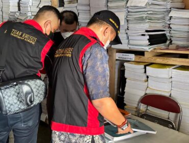 Tim Penyidik Kejaksaan Negeri Banggai Laut memeriksa dokumen (Ist)