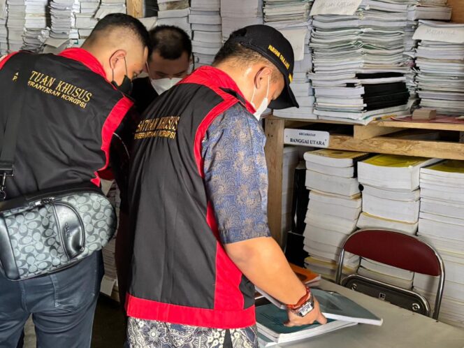 
					Tim Penyidik Kejaksaan Negeri Banggai Laut memeriksa dokumen (Ist)