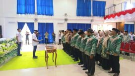 Bupati Sofyan Kaepa mengukuhkan pengurus Forum Kerukunan Umat Beragama atau FKUB Kabupaten Banggai Laut di Gedung Ali Hamid (Foto: Dok.FKUB)