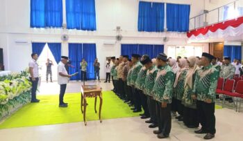 Bupati Sofyan Kaepa mengukuhkan pengurus Forum Kerukunan Umat Beragama atau FKUB Kabupaten Banggai Laut di Gedung Ali Hamid (Foto: Dok.FKUB)