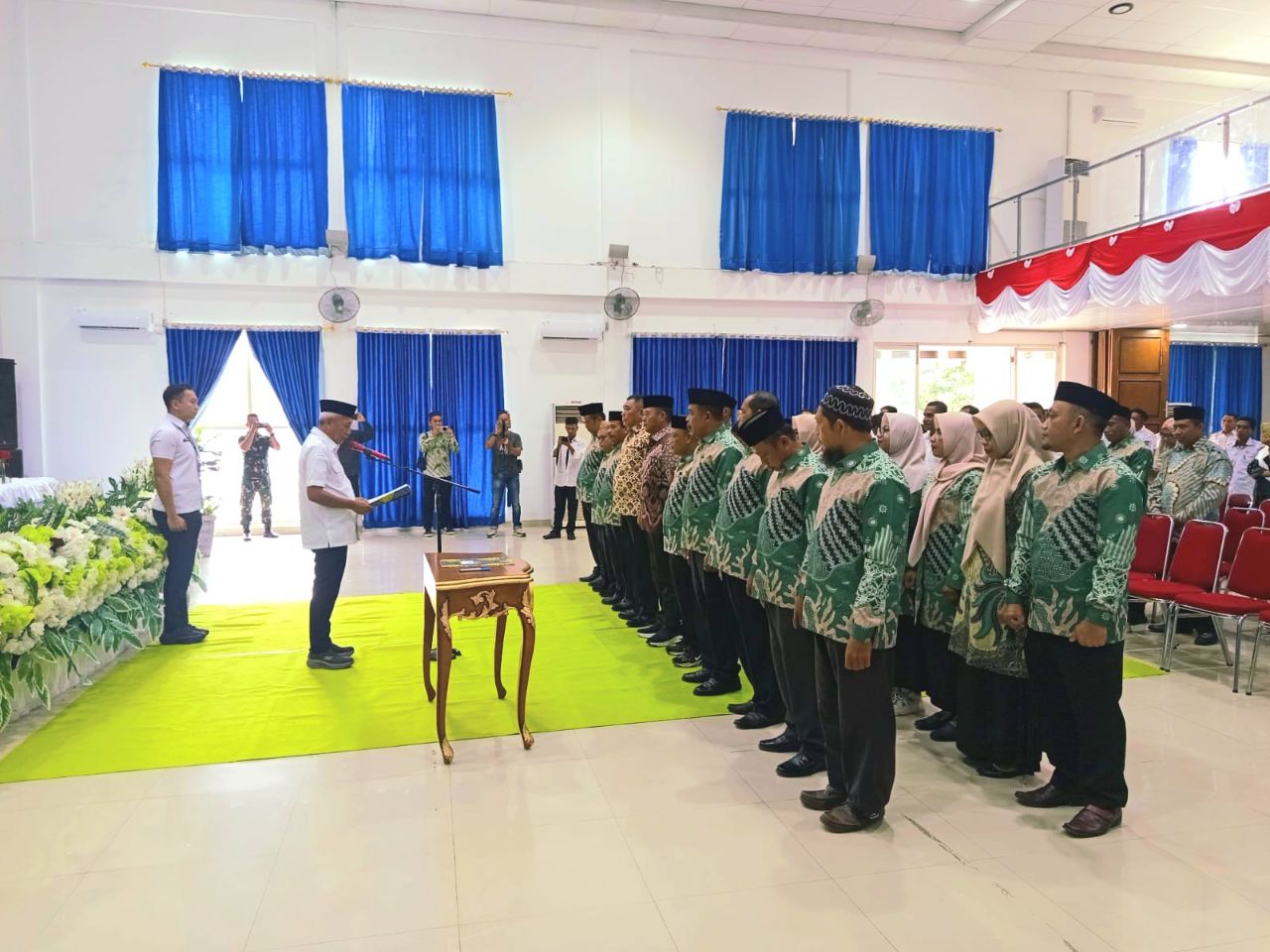 Bupati Sofyan Kaepa mengukuhkan pengurus Forum Kerukunan Umat Beragama atau FKUB Kabupaten Banggai Laut di Gedung Ali Hamid (Foto: Dok.FKUB)
