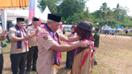 Ketua Mabicab Sofyan Kaepa menematkan tanda peserta jambore cabang Banggai Laut 2025 (Foto : Nomo/BanggaiTerkini)