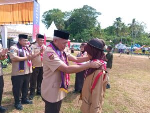 Ketua Mabicab Sofyan Kaepa menematkan tanda peserta jambore cabang Banggai Laut 2025 (Foto : Nomo/BanggaiTerkini)