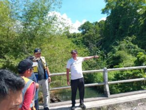 Bupati Sofyan Kaepa meninjau jembatan Paisu Puso, Jumat 14 November 2025 (Foto : Nomo/BanggaiTerkini)