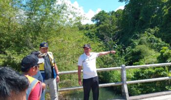 Bupati Sofyan Kaepa meninjau jembatan Paisu Puso, Jumat 14 November 2025 (Foto : Nomo/BanggaiTerkini)