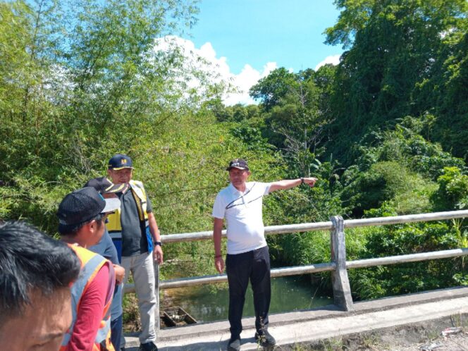 
					Bupati Sofyan Kaepa meninjau jembatan Paisu Puso, Jumat 14 November 2025 (Foto : Nomo/BanggaiTerkini)