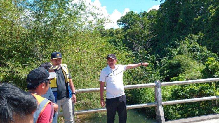 Bupati Sofyan Kaepa meninjau jembatan Paisu Puso, Jumat 14 November 2025 (Foto : Nomo/BanggaiTerkini)