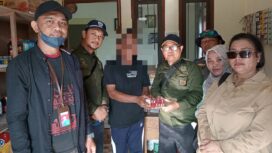 Salah satu pedagang di Bangkurung kedapatan menjual rokok ilegal (Foto : Nomo/ BanggaiTerkini)