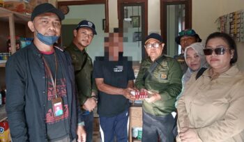 Salah satu pedagang di Bangkurung kedapatan menjual rokok ilegal (Foto : Nomo/ BanggaiTerkini)