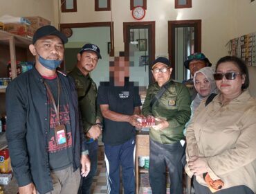 Salah satu pedagang di Bangkurung kedapatan menjual rokok ilegal (Foto : Nomo/ BanggaiTerkini)